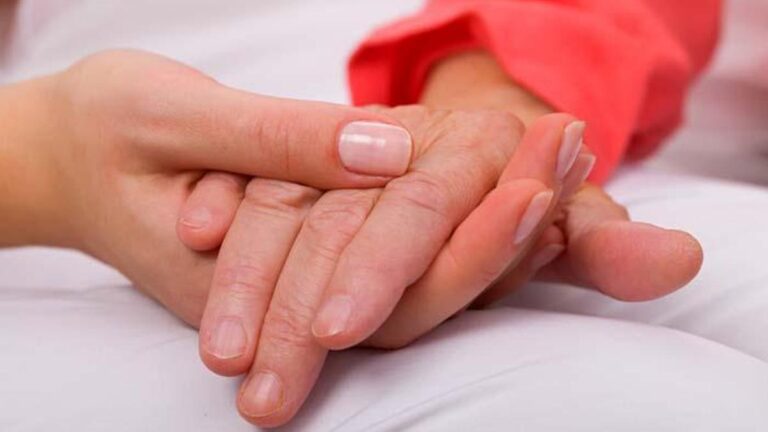 Elleriniz titriyorsa dikkatli olun! Belli ki bu bir hastalığın habercisiydi…