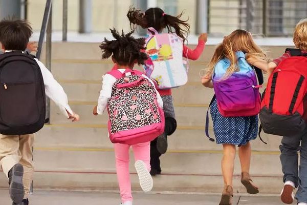 Bir okul çantası satın almadan önce, bunlara dikkat edin: uzmandan ebeveynlere eleştirel bildirimler! Öğrenci okul çantası omurgayı tehdit ediyor …