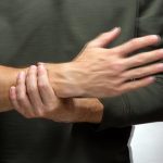 Günlük yaşamı etkileyen titremelere karşı beyin pili ve akıllı ultrason tedavisi… Sağlık haberleri